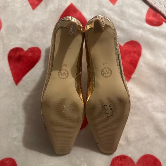 New Michael Kors
Cosmo Crinkle Metallic Leather Kitten Heel Booties - Picture 10 of 11